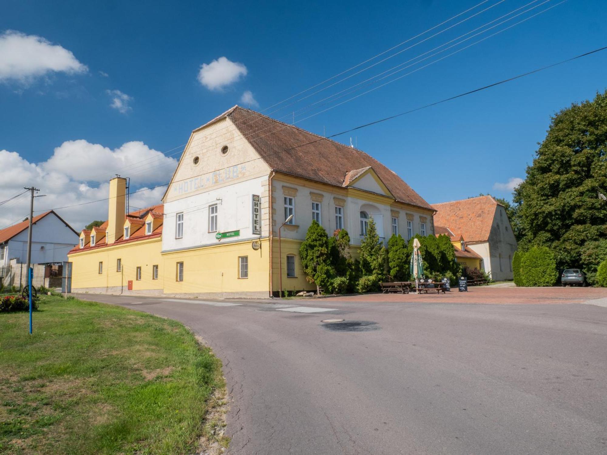 Hotel Club Vranovska Ves Exterior photo